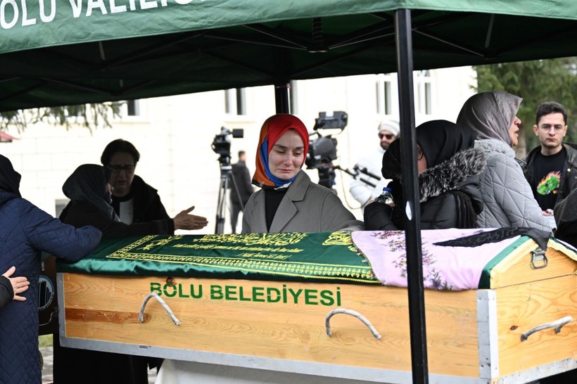 Yangında hayatını kaybedenler toprağa verildi - Resim: 19