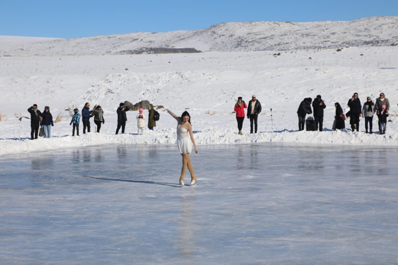 Artistik Buz Pateni milli takım sporcuları Çıldır Gölü üzerinde gösteri gerçekleştirdi - Resim : 2
