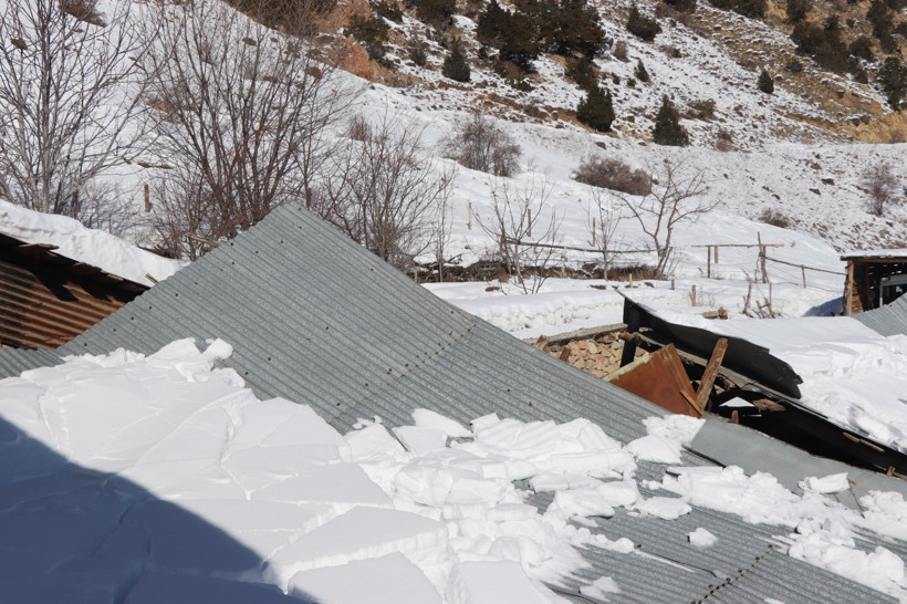 Yoğun kar yağışı sonrası çatılar çöktü - Resim : 3
