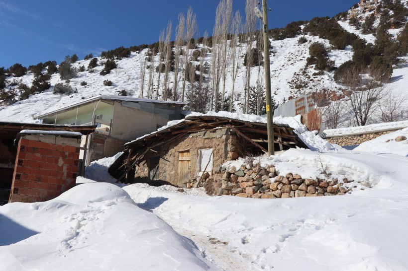 Yoğun kar yağışı sonrası çatılar çöktü - Resim : 2