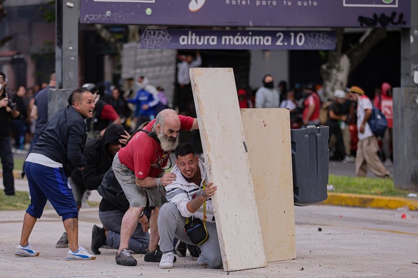 Emekliler, maaş iyileştirmesi için sokağa çıktı: Arbede yaşandı - Resim: 6