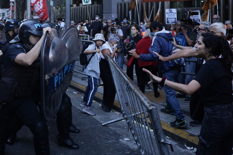 Emekliler sokağa indi, polisten sert müdahale geldi - Resim: 2
