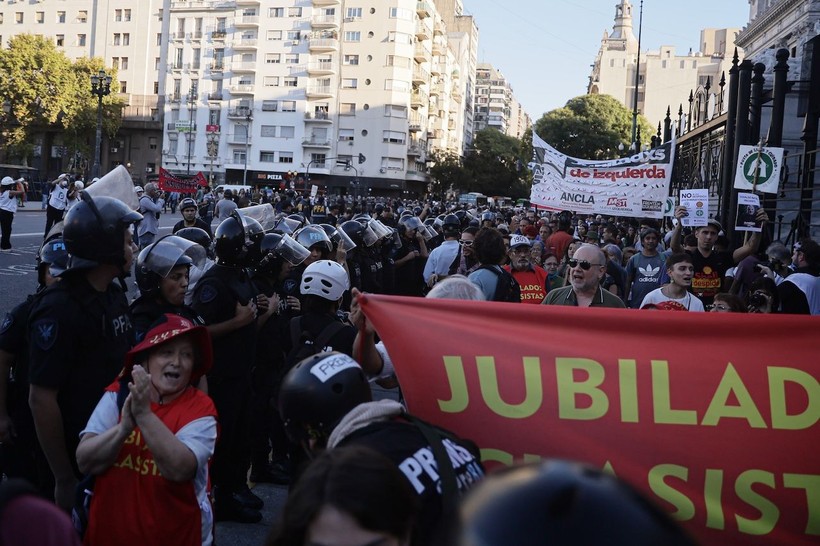 Emekliler sokağa indi, polisten sert müdahale geldi - Resim: 7