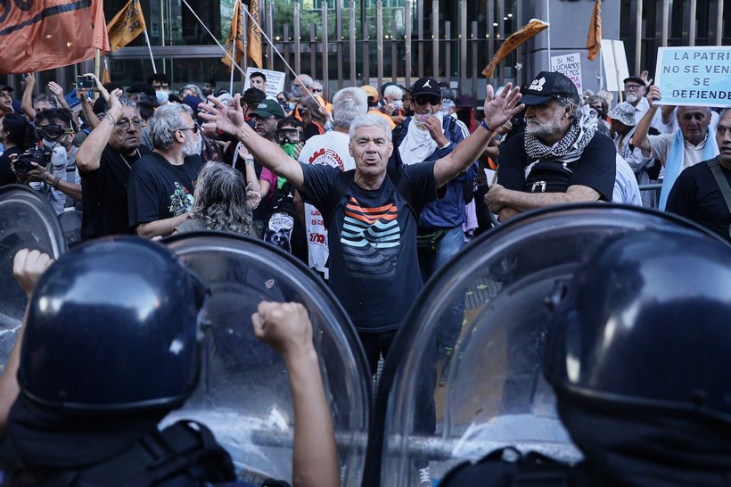 Emekliler sokağa indi, polisten sert müdahale geldi - Resim: 9