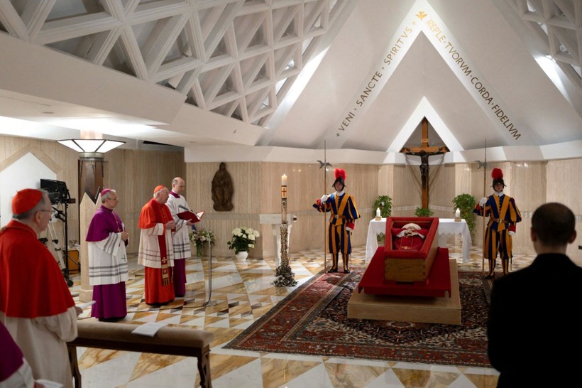 Papa Francis'in naaşı açık tabuta yerleştirildi - Resim: 1