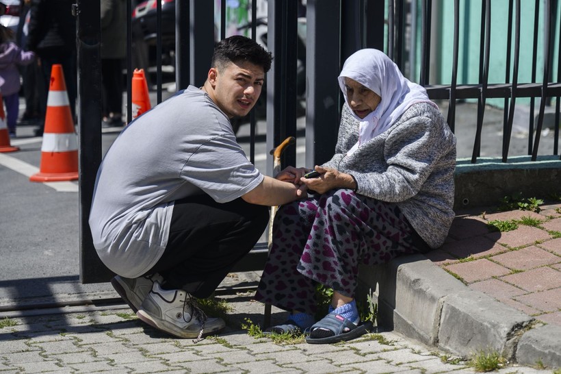 İstanbullular sokağa döküldü: Deprem herkesi korkuttu - Resim: 12