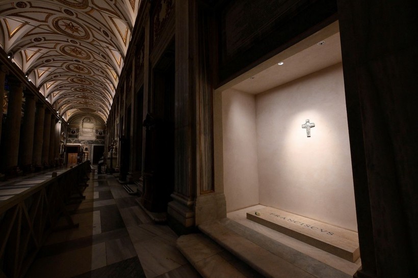 Papa Francis'in mezar taşı büyük tepki topladı - Resim: 1