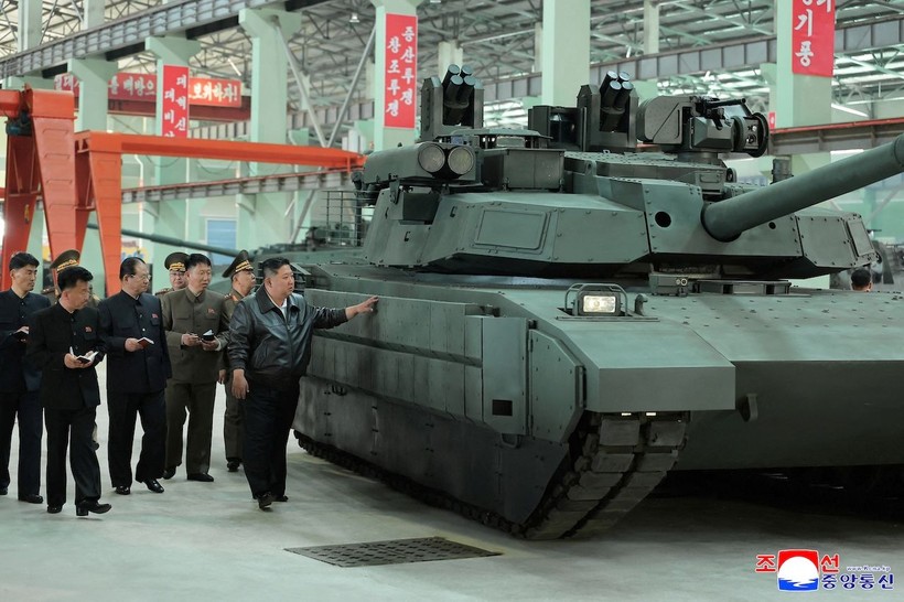 Kim Jong-un'dan tank fabrikasına teftiş - Resim: 4