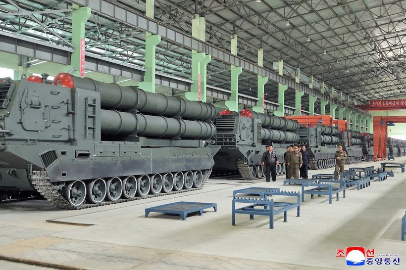 Kim Jong-un'dan tank fabrikasına teftiş - Resim: 1