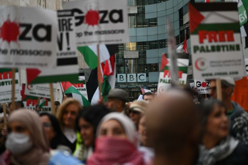 BBC'nin önüne akın ettiler - Resim: 4