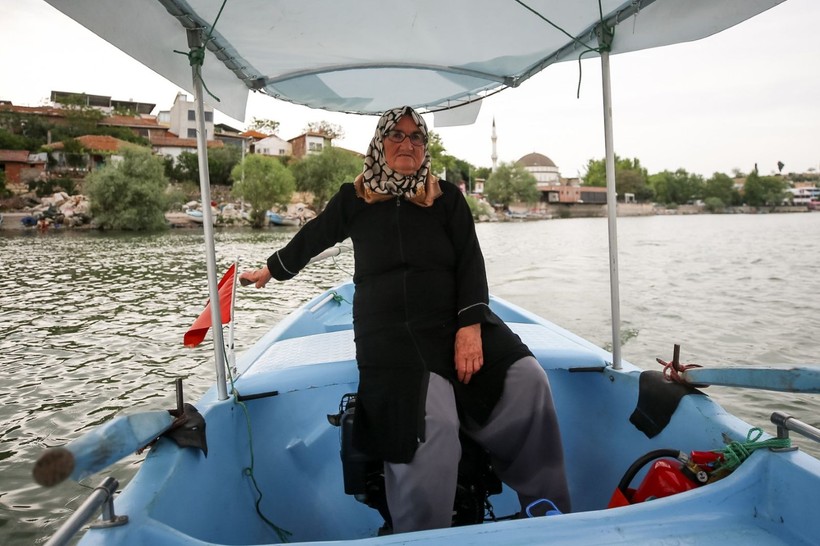 'Küçük Venedik' Gölyazı'nda kadın kaptanlar turizme yön veriyor - Resim: 3