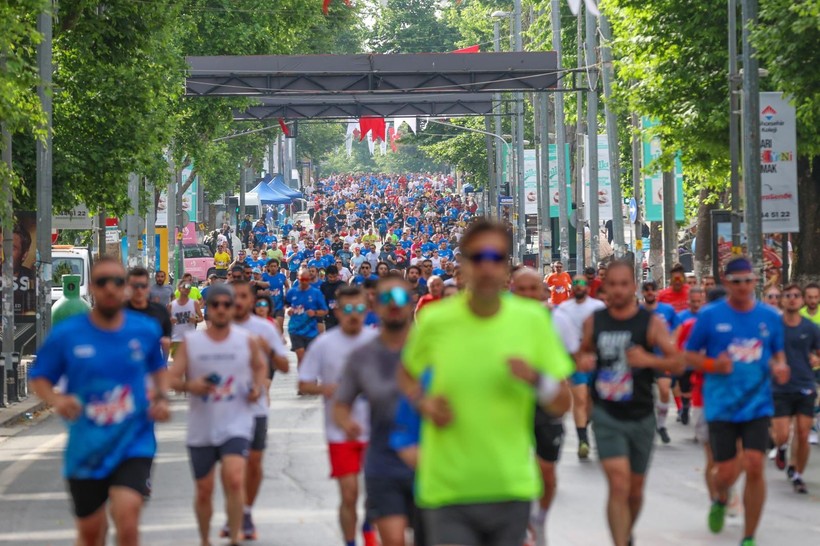 Özgür Özel, 10 kilometreyi 59 dakikada koştu - Resim: 1