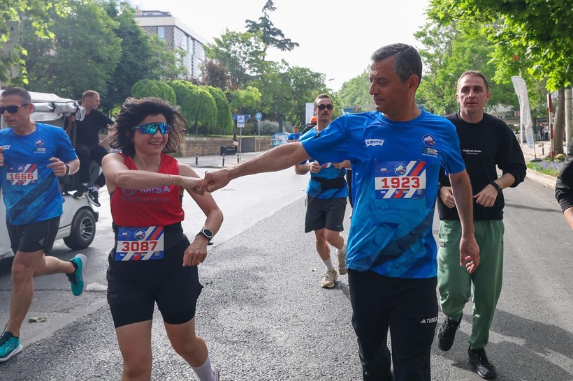 Özgür Özel, 10 kilometreyi 59 dakikada koştu - Resim: 4