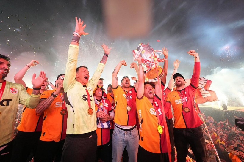 Galatasaray'ın kutlaması eziyete döndü: Coşkuyla başladı, sönük bitti - Resim: 11
