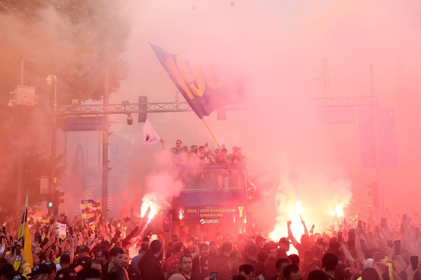 Euroleague şampiyonu Fenerbahçe Beko, Bağdat Caddesi'ni ateşe verdi! - Resim: 22