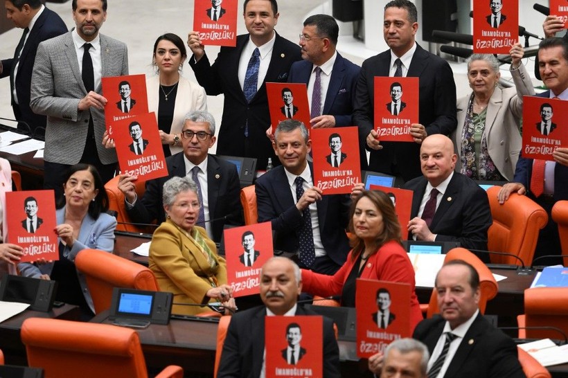Özgür Özel, 'İmamoğlu’na özgürlük' döviziyle poz verdi - Resim: 1