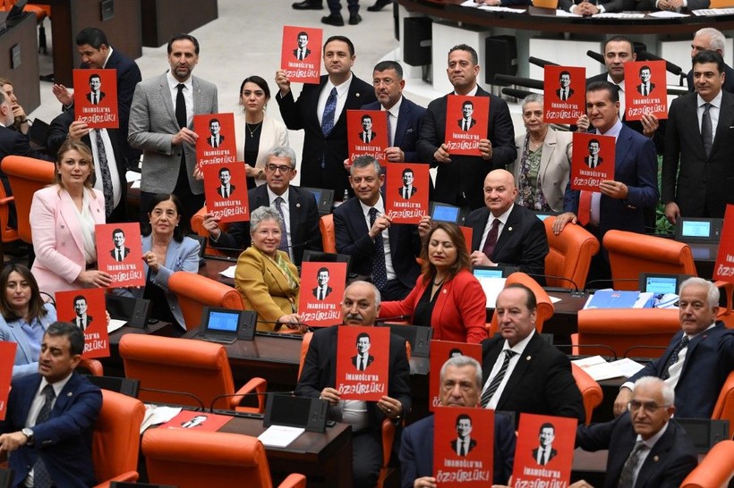 Özgür Özel, 'İmamoğlu’na özgürlük' döviziyle poz verdi - Resim: 4