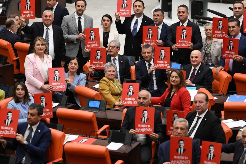 Özgür Özel, 'İmamoğlu’na özgürlük' döviziyle poz verdi - Resim: 5