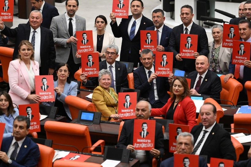 Özgür Özel, 'İmamoğlu’na özgürlük' döviziyle poz verdi - Resim: 6