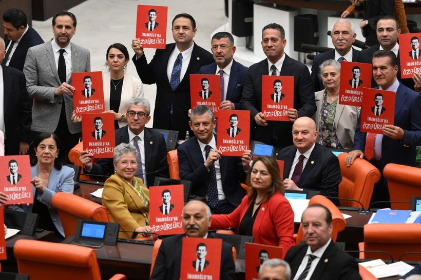 Özgür Özel, 'İmamoğlu’na özgürlük' döviziyle poz verdi - Resim: 7