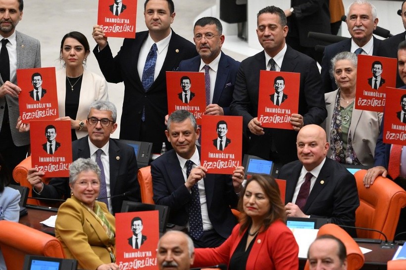 Özgür Özel, 'İmamoğlu’na özgürlük' döviziyle poz verdi - Resim: 8