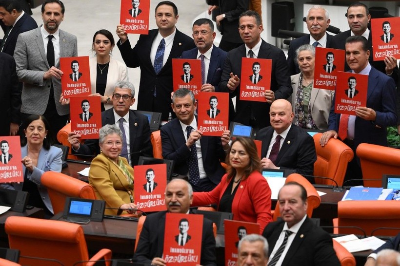 Özgür Özel, 'İmamoğlu’na özgürlük' döviziyle poz verdi - Resim: 9
