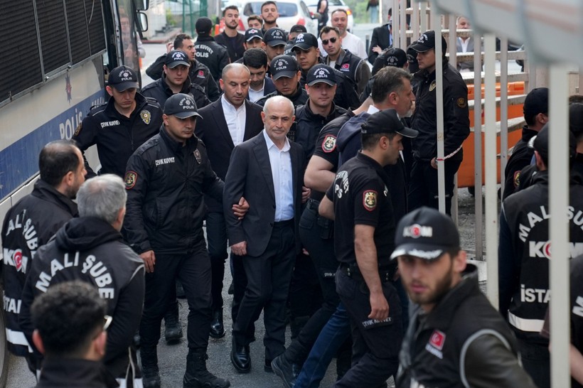 İBB operasyonunda 5'i belediye başkanı 22 kişi tutuklandı - Resim : 1