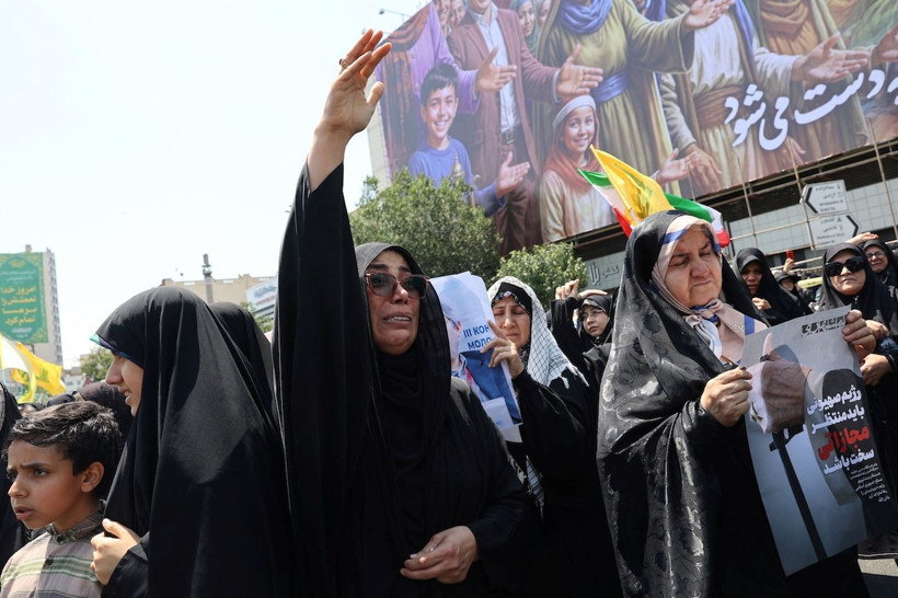 İsrail'in saldırısı sonrasında halk sokağa döküldü - Resim: 1