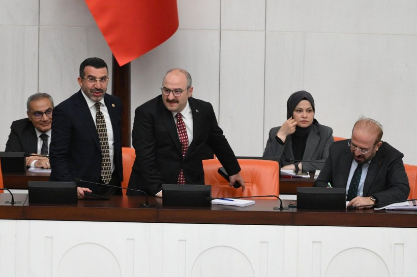 TBMM'de 'derisi kalın' ve 'temas' gerginliği - Resim: 10