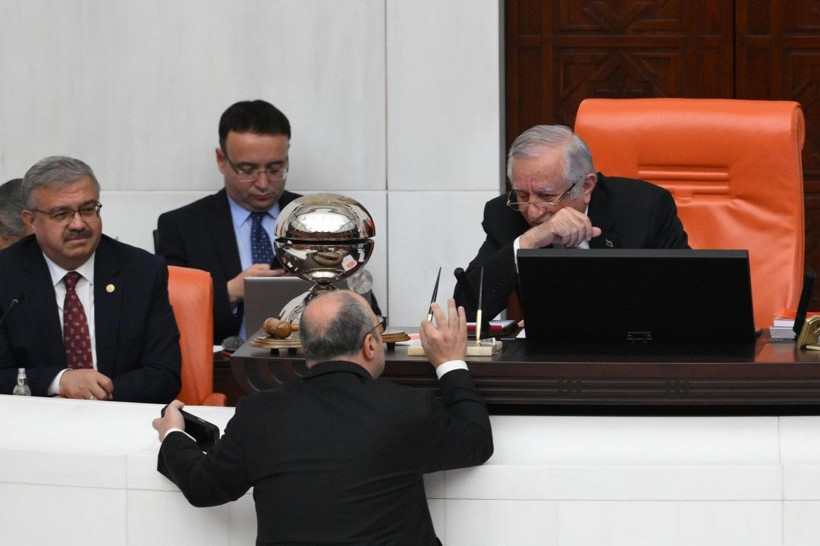 TBMM'de 'derisi kalın' ve 'temas' gerginliği - Resim: 5