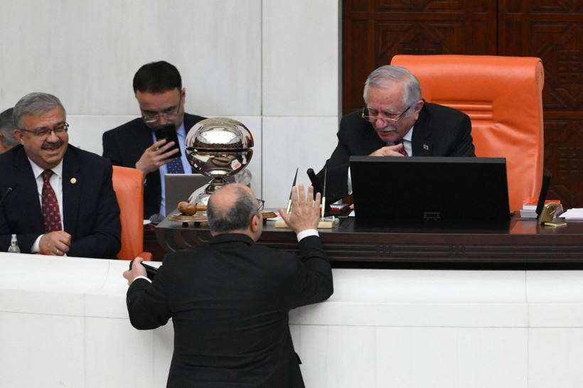 TBMM'de 'derisi kalın' ve 'temas' gerginliği - Resim: 11