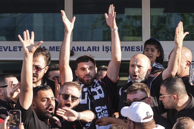 Orkun Kökçü, Beşiktaş'a geldi: Taraftar Serdal Adalı'nın ayağını öptü - Resim : 3