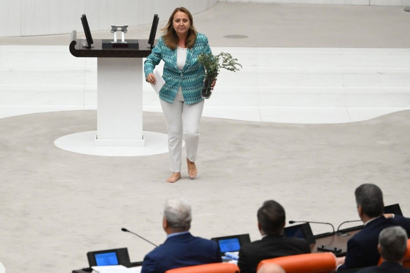 CHP'li Semra Dinçer çıplak ayakla kürsüye çıktı - Resim: 8