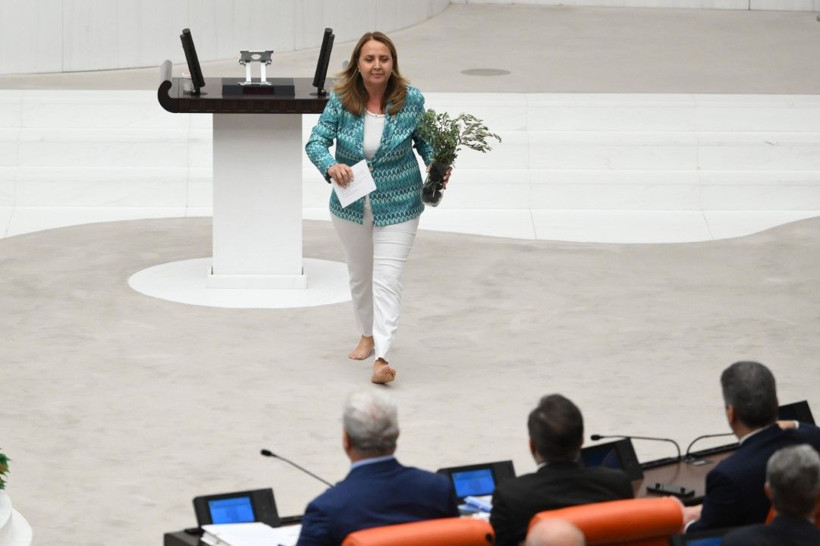 CHP'li Semra Dinçer çıplak ayakla kürsüye çıktı - Resim: 9
