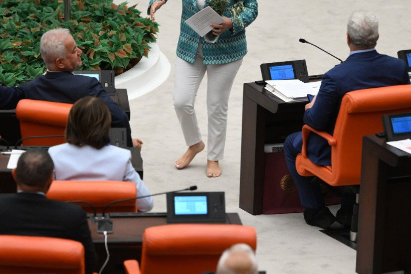 CHP'li Semra Dinçer çıplak ayakla kürsüye çıktı - Resim: 11