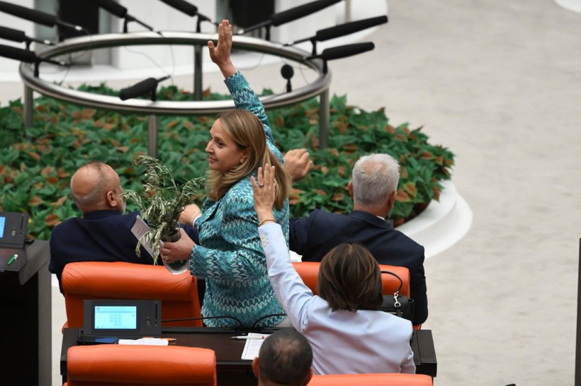 CHP'li Semra Dinçer çıplak ayakla kürsüye çıktı - Resim: 12