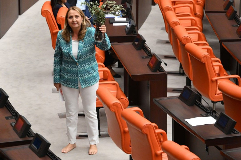 CHP'li Semra Dinçer çıplak ayakla kürsüye çıktı - Resim: 14