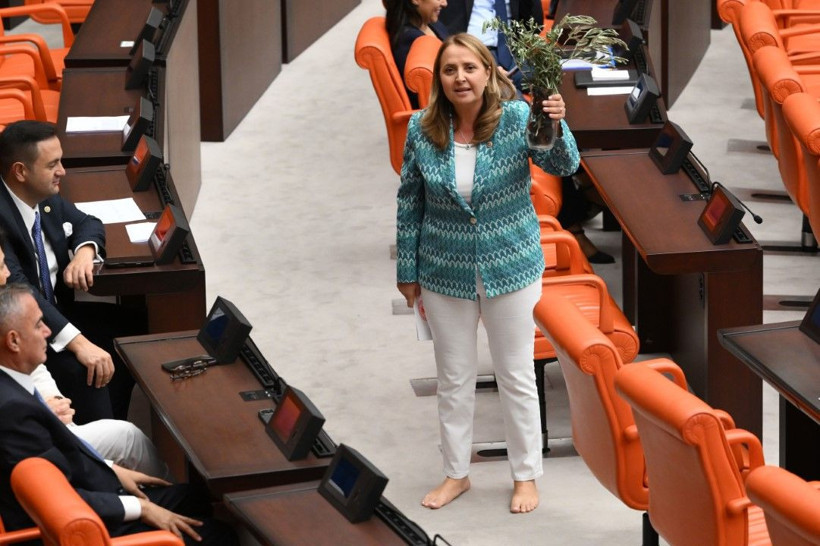 CHP'li Semra Dinçer çıplak ayakla kürsüye çıktı - Resim: 15