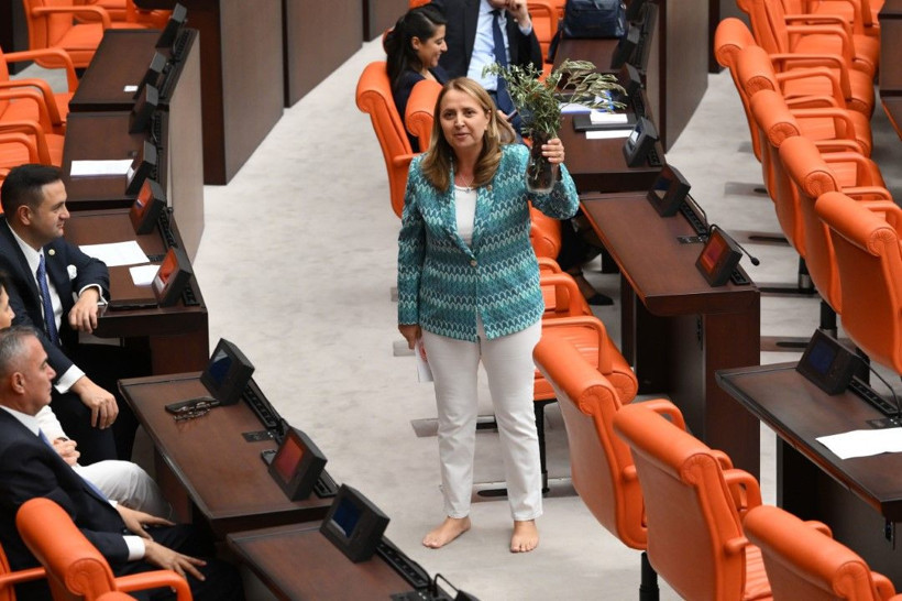CHP'li Semra Dinçer çıplak ayakla kürsüye çıktı - Resim: 16