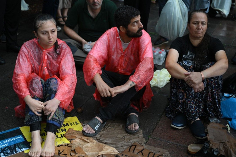 Köylüler sağanak yağmura rağmen direnişte - Resim: 13