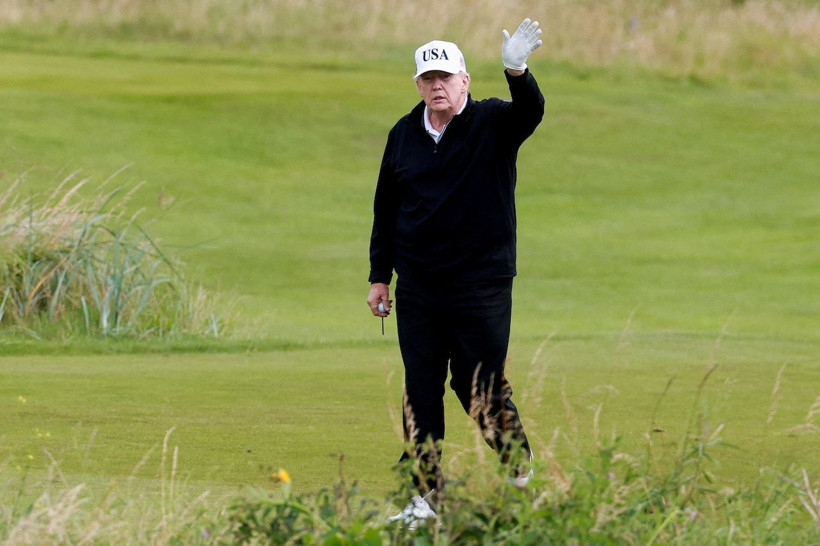 Trump, golfte şov yaptı: Dikkat çeken pankart - Resim: 1