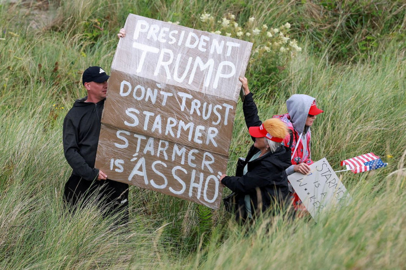 Trump, golfte şov yaptı: Dikkat çeken pankart - Resim: 3
