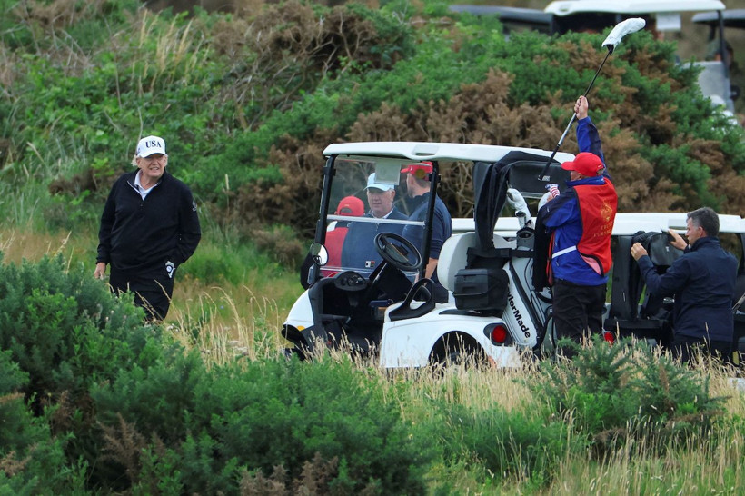 Trump, golfte şov yaptı: Dikkat çeken pankart - Resim: 4