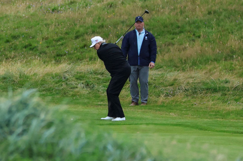 Trump, golfte şov yaptı: Dikkat çeken pankart - Resim: 6