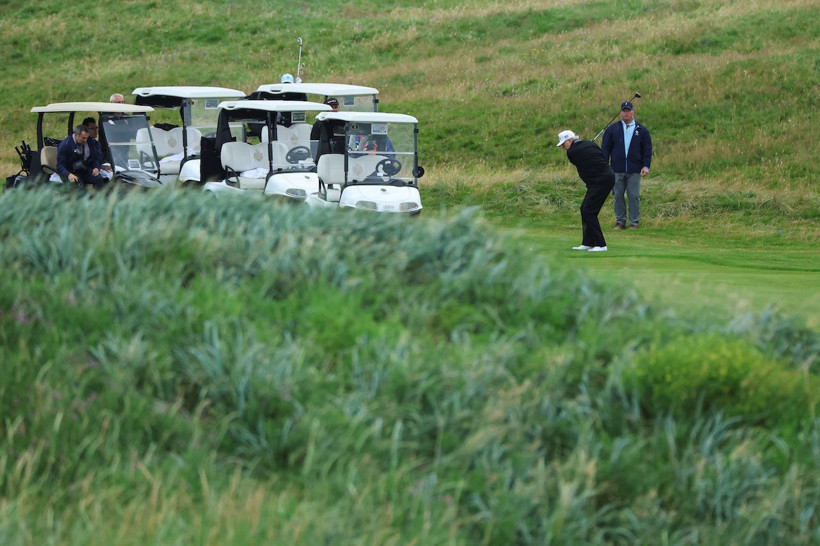 Trump, golfte şov yaptı: Dikkat çeken pankart - Resim: 7