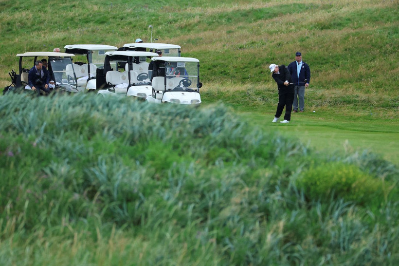 Trump, golfte şov yaptı: Dikkat çeken pankart - Resim: 8