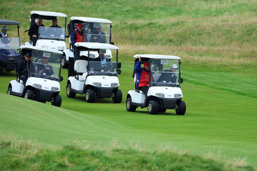Trump, golfte şov yaptı: Dikkat çeken pankart - Resim: 9