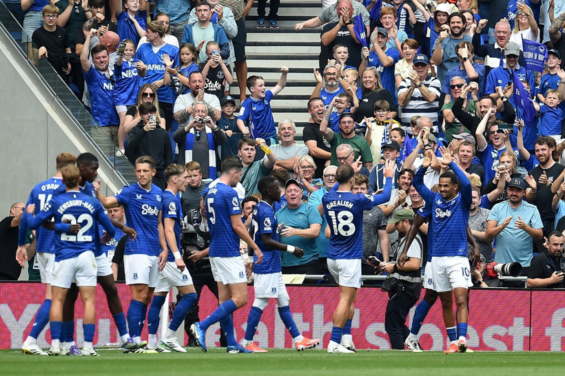 Everton'ın yeni stadındaki ilk maça Grealish damga vurdu - Resim : 1