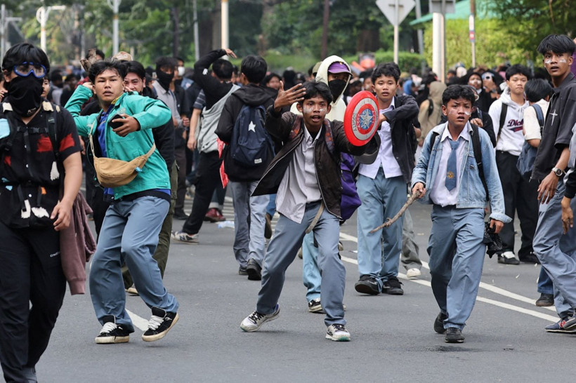 Vekile kıyak isyanı: Endonezya'da Meclis'in önü alev alev - Resim: 10
