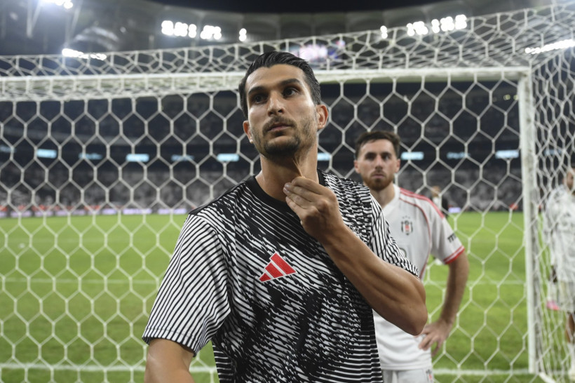 Beşiktaş taraftarı futbolcuları yuhaladı: 'Bizi aleme rezil ettiniz!' - Resim : 4